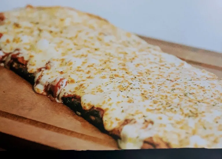 Pizza con muzzarella de la carta de Braga